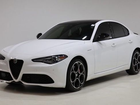 Used 2023 Alfa Romeo Giulia Veloce AWD/4WD image 3