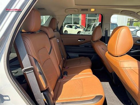 Used 2025 Nissan Pathfinder Platinum w/ Cargo Package FWD image 8