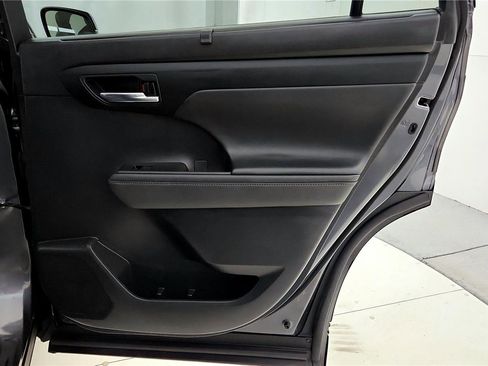 Used 2023 Toyota Highlander XLE AWD/4WD image 19