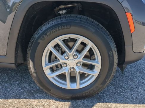 Used 2024 Jeep Grand Cherokee Laredo X AWD/4WD image 9