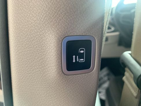 Used 2019 Chrysler Pacifica Touring Plus w/ Tire & Wheel Group FWD image 19