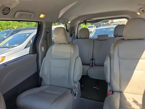 Used 2017 Toyota Sienna XLE AWD/4WD image 12