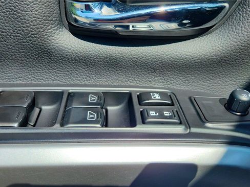 Used 2022 Nissan Titan SV AWD/4WD image 14