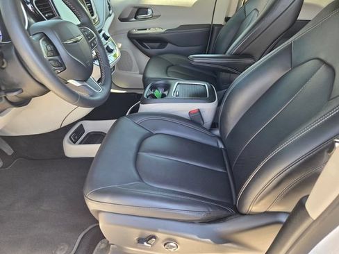 Used 2024 Chrysler Pacifica Limited FWD image 16