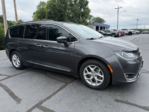 Used 2017 Chrysler Pacifica Touring-L w/ Tire & Wheel Group FWD image 5