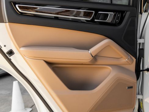 Certified 2023 Porsche Cayenne Platinum Edition AWD/4WD image 33