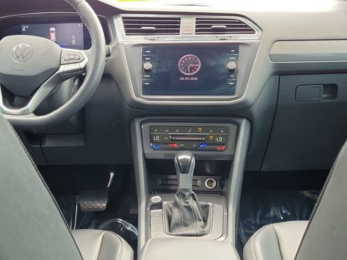 Used 2022 Volkswagen Tiguan SE w/ Panoramic Sunroof Package image 16