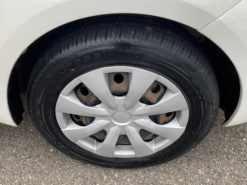 Used 2009 Toyota Yaris 4-Door Hatchback image 28