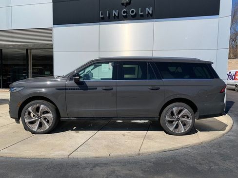 New 2026 Lincoln Navigator L Black Label AWD/4WD image 2