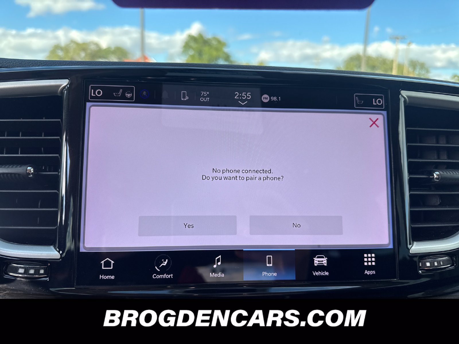 Used 2024 Chrysler Pacifica Touring-L FWD image 5