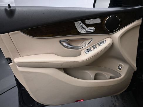 Used 2019 Mercedes-Benz GLC 300 4MATIC image 24