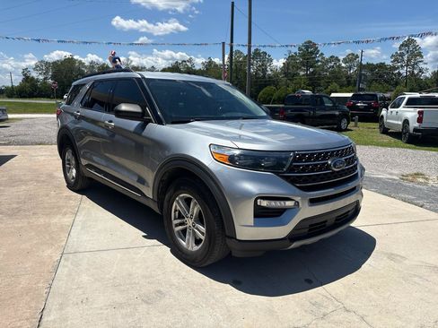 Used 2023 Ford Explorer XLT w/ Equipment Group 202A AWD/4WD image 3