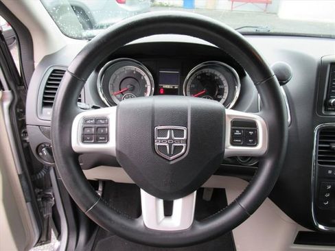 Used 2018 Dodge Grand Caravan SE w/ UConnect Hands-Free Group image 16