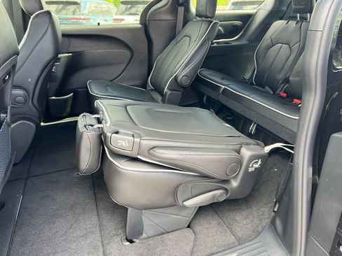 New 2027 Chrysler Pacifica Limited FWD image 5