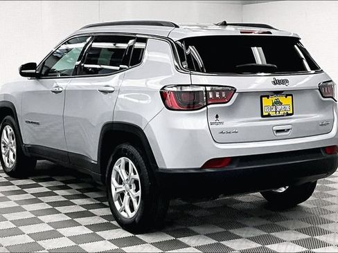 Used 2024 Jeep Compass Latitude AWD/4WD image 2