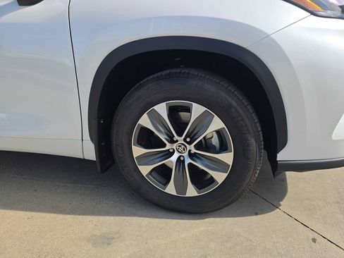 Certified 2026 Toyota Highlander XLE AWD/4WD image 9
