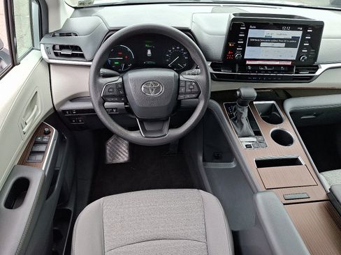 Used 2024 Toyota Sienna LE image 12
