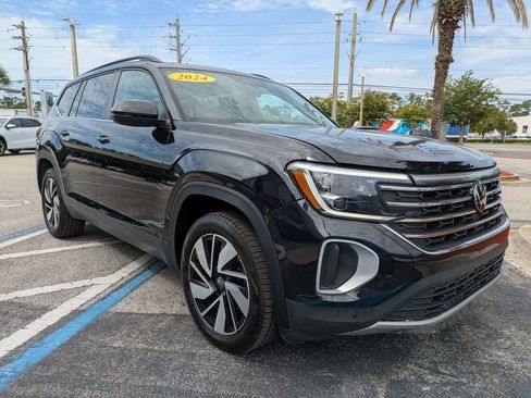 Used 2024 Volkswagen Atlas SE w/ Panoramic Sunroof Package FWD image 8