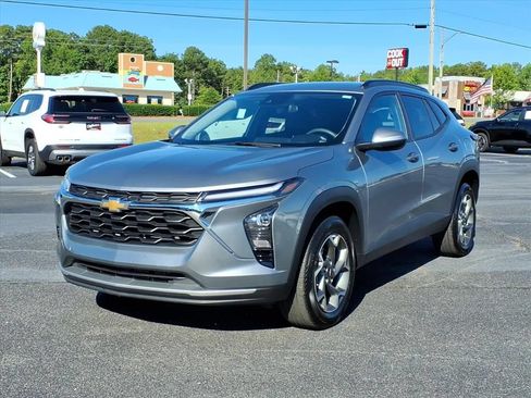 Used 2025 Chevrolet Trax LT FWD image 1