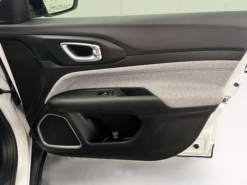 Used 2025 Jeep Compass Latitude image 32