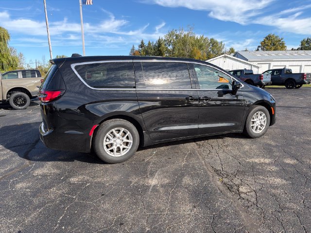 Used 2027 Chrysler Pacifica Select FWD image 7