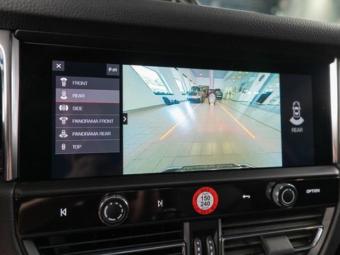 Certified 2025 Porsche Macan AWD/4WD image 31