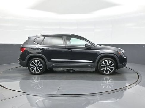 Used 2023 Volkswagen Taos SE w/ Panoramic Sunroof Package FWD image 8