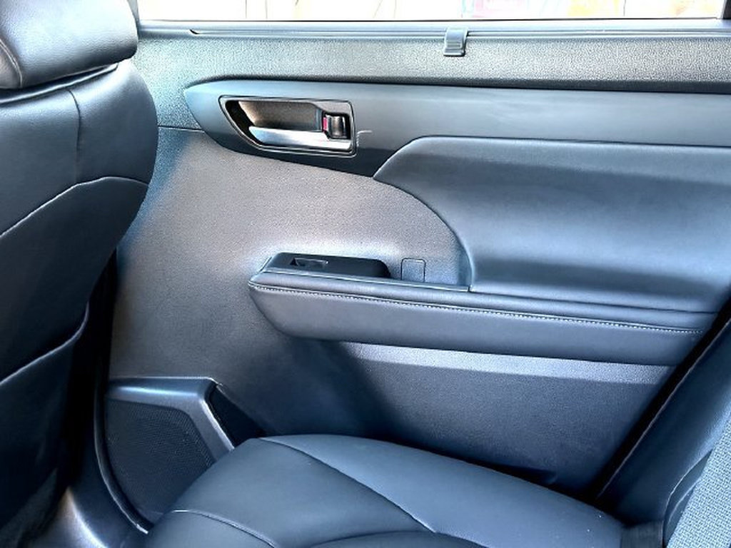 Used 2023 Toyota Highlander XLE FWD image 21