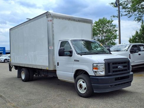Used 2022 Ford E-350 and Econoline 350 Super Duty w/ Power Windows & Locks Group RWD image 3