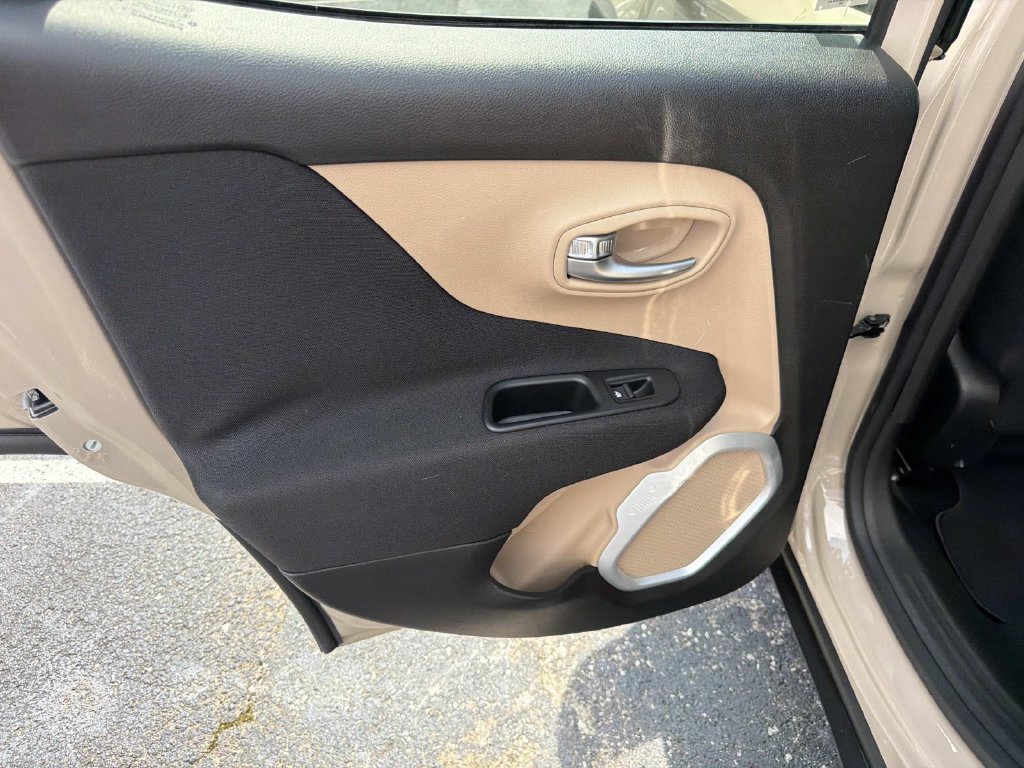 Used 2016 Jeep Renegade Latitude FWD image 13