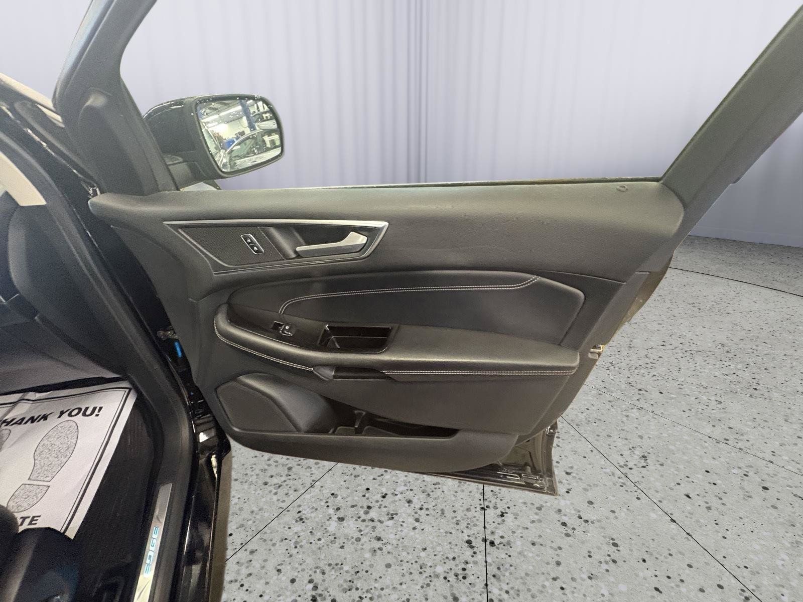 Used 2018 Ford Edge Titanium w/ Equipment Group 301A AWD/4WD image 15