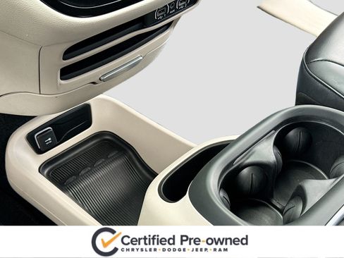 Used 2023 Chrysler Pacifica Touring-L FWD image 13