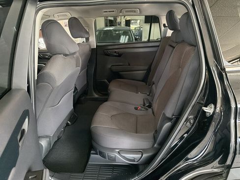 Used 2025 Toyota Highlander LE FWD image 18