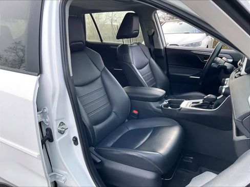 Used 2020 Toyota RAV4 XLE Premium image 10
