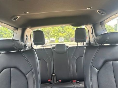 Used 2025 Chrysler Pacifica Select AWD/4WD image 3
