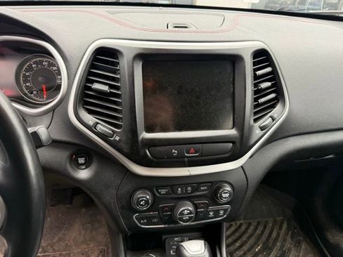 Used 2018 Jeep Cherokee Trailhawk w/ Quick Order Package 27L image 10