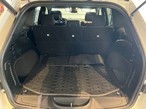 Used 2018 Jeep Grand Cherokee Laredo image 12