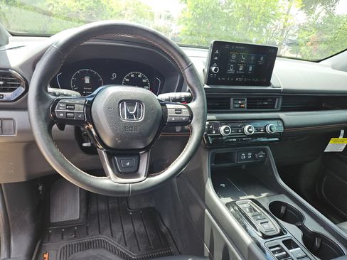 Certified 2025 Honda Pilot TrailSport image 18