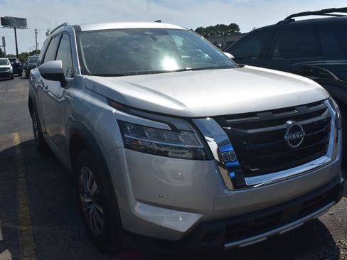 Used 2023 Nissan Pathfinder SL FWD image 2