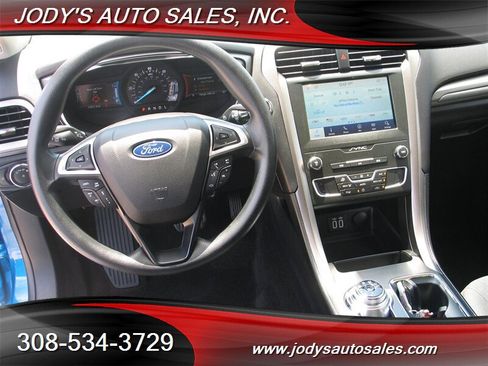 Used 2020 Ford Fusion SE FWD image 6
