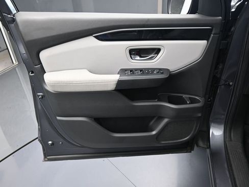 Used 2023 Honda Pilot LX image 12