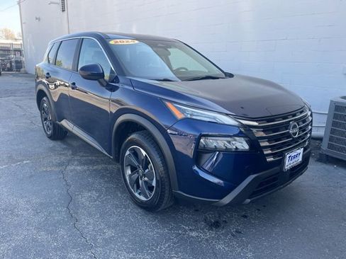 Used 2024 Nissan Rogue SV FWD image 2