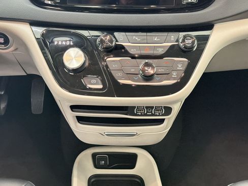 Used 2024 Chrysler Pacifica Touring-L FWD image 16