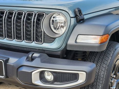 Used 2025 Jeep Gladiator Sport AWD/4WD image 16