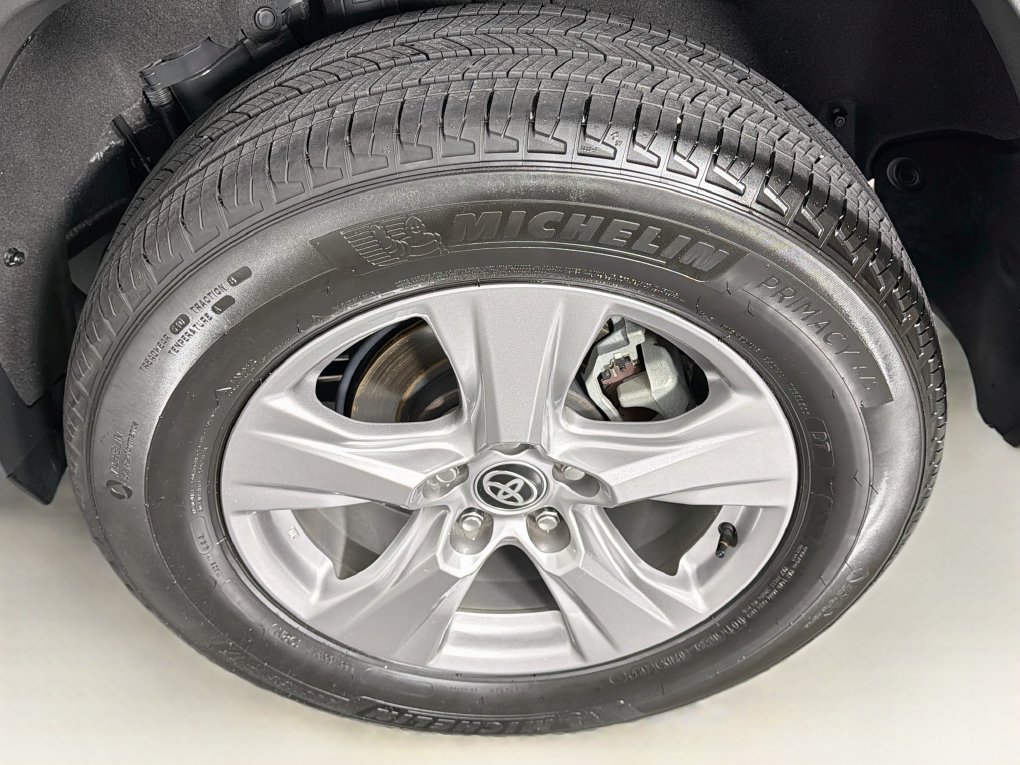 Used 2025 Toyota RAV4 XLE FWD image 32