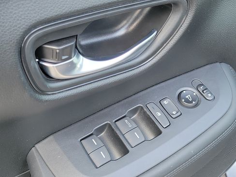 Used 2023 Honda HR-V LX image 17