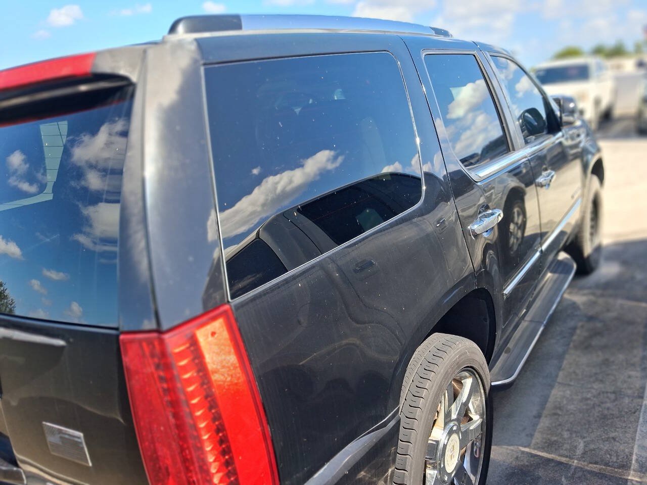 Used 2011 Cadillac Escalade Luxury RWD image 3