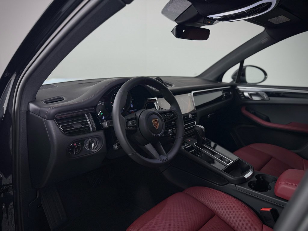 Certified 2026 Porsche Macan AWD/4WD image 4