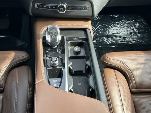 Used 2024 Volvo XC90 B6 Ultimate w/ Lounge Package image 25