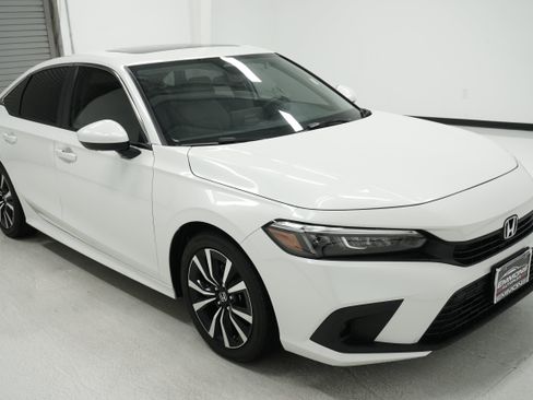 Used 2023 Honda Civic EX image 3